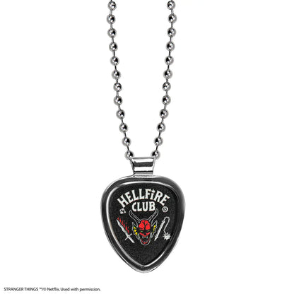 Détail du collier médiators Eddie Munson - Stranger Things, mettant en valeur le design rock des médiators de guitare emblématiques.