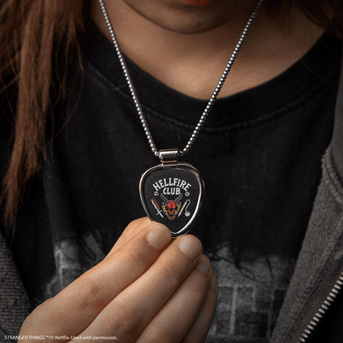 Collier médiators Eddie Munson - Stranger Things avec médiators interchangeables Hellfire Club et Corroded Coffin, accessoire incontournable pour fans de la série.
