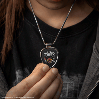 Collier médiators Eddie Munson - Stranger Things avec médiators interchangeables Hellfire Club et Corroded Coffin, accessoire incontournable pour fans de la série.