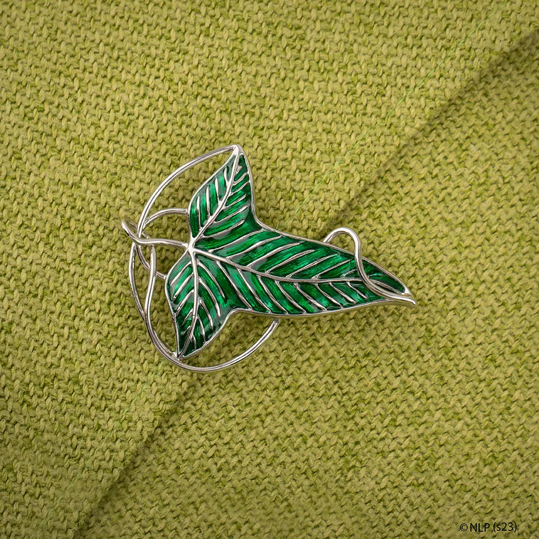Détail de la Broche Feuille de la Lorien - Le Seigneur des Anneaux, mettant en avant le design exquis inspiré par la majestueuse forêt de Lorien.