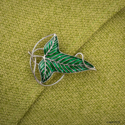 Détail de la Broche Feuille de la Lorien - Le Seigneur des Anneaux, mettant en avant le design exquis inspiré par la majestueuse forêt de Lorien.