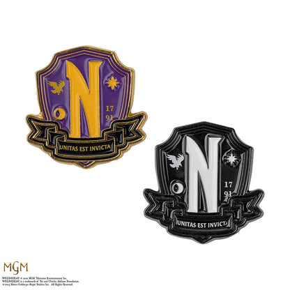 Pin’s Nevermore Academy - Wednesday, un accessoire captivant mettant en avant le personnage emblématique de Wednesday Addams, parfait pour les fans de la série.