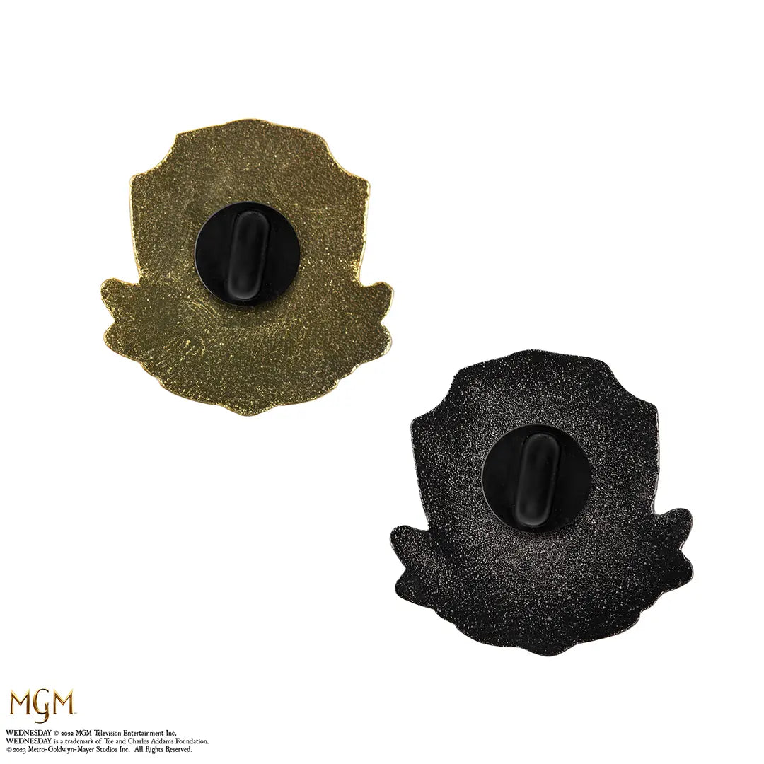 Vue rapprochée du Pin’s Nevermore Academy - Wednesday, présentant un design soigné et durable qui exprime l'amour pour l'univers mystérieux de Wednesday.