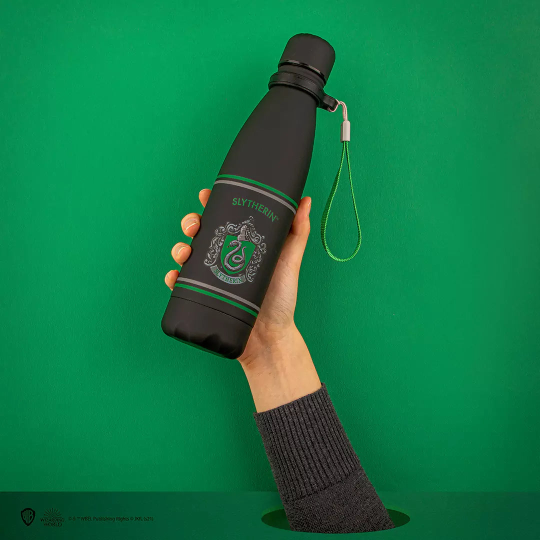 Bouteille Serpentard 500ml - Harry Potter en usage quotidien, montrant son design pratique et son couvercle étanche