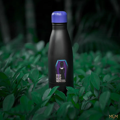 Image de la bouteille 500ml Wednesday et cercueil, l'accessoire idéal qui reflète l'esprit sombre et créatif de Wednesday Addams.