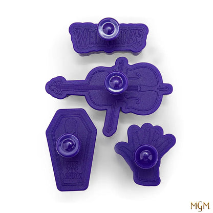 Emporte-pièces Wednesday Addams en métal pour biscuits gothiques, parfaits pour des créations culinaires uniques.