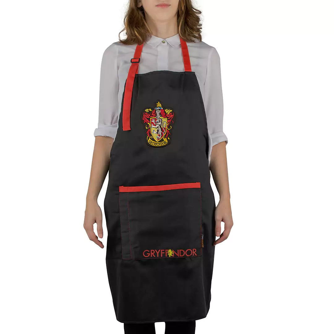 Présentation du Tablier Gryffondor - Harry Potter, parfait pour tous les fans de la saga en cuisine.