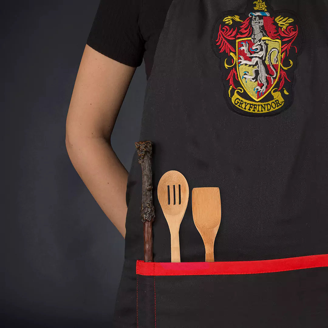 Vue arrière du Tablier Gryffondor - Harry Potter, avec une taille ajustable pour un confort optimal.