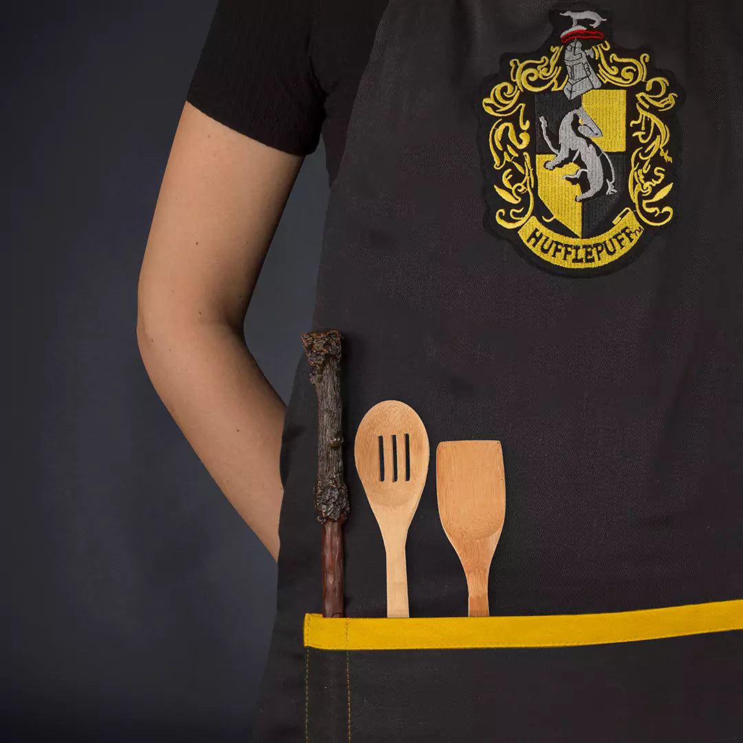 Détails du Tablier Poufsouffle - Harry Potter, conçu en matériau durable, idéal pour les fans de cuisine et de sorcellerie.