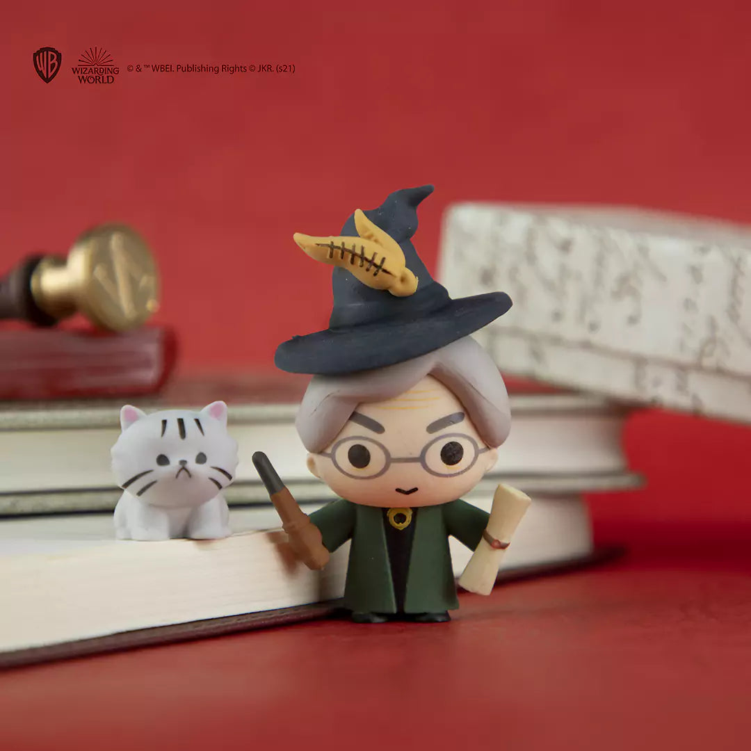 Figurine Gomee - Professeur Minerva McGonagall sur un bureau, ajoutant une touche magique à votre espace.