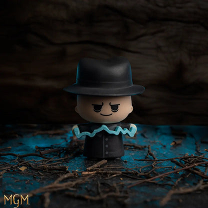 Figurine Gomee Oncle Fétide - Wednesday exposée sur une étagère, ajoutant une touche intrigante à la décoration avec son style original.