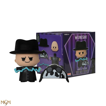 Zoom sur la Figurine Gomee Oncle Fétide - Wednesday, soulignant la qualité des matériaux et les finitions soignées de cette pièce de collection.