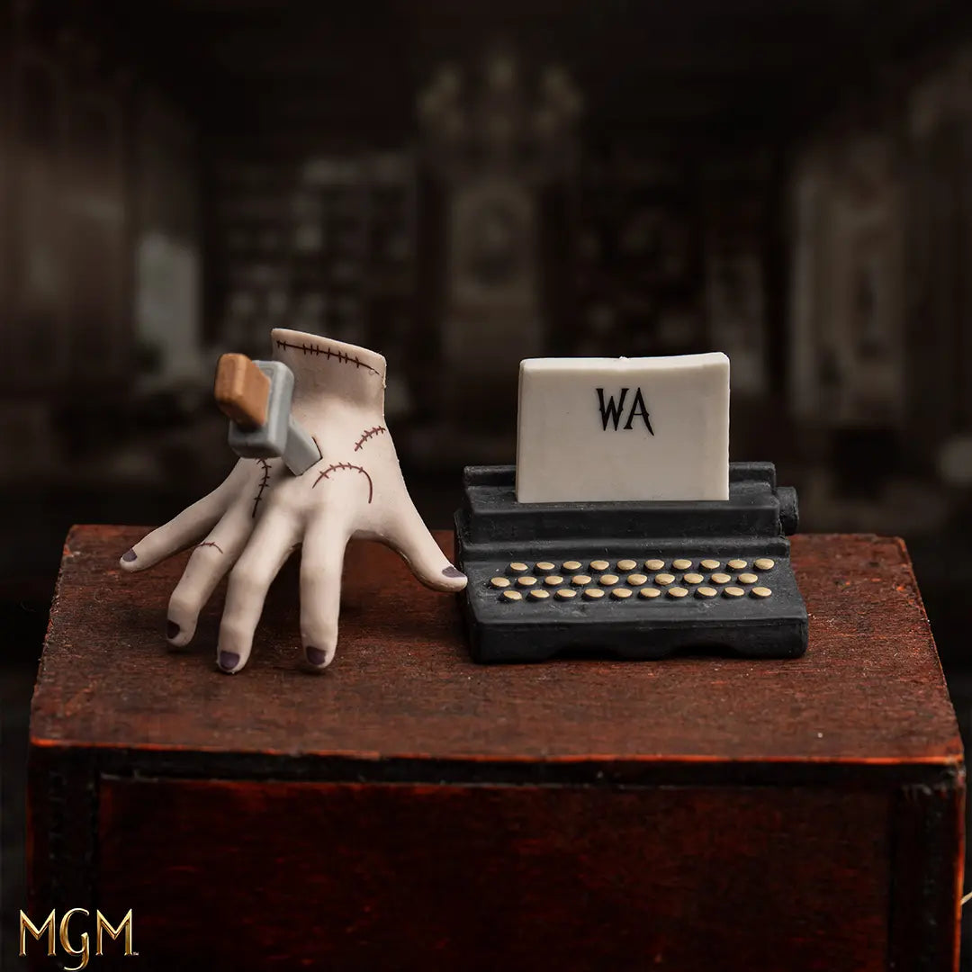 Détail sur la finition de la Figurine Gomee La Chose - Wednesday, illustrant la résine durable et le style unique de cette pièce.