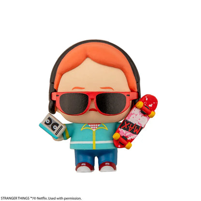 Figurine Gomee - Stranger Things en action, illustrant l'utilisation fonctionnelle comme gomme tout en étant une pièce de collection.