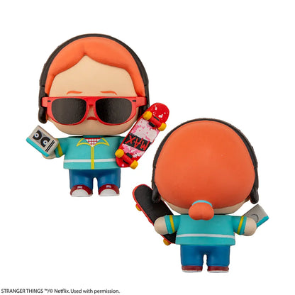 Figurine Gomee - Stranger Things exposée avec des détails fidèles aux personnages, un must-have pour tout fan de la série.