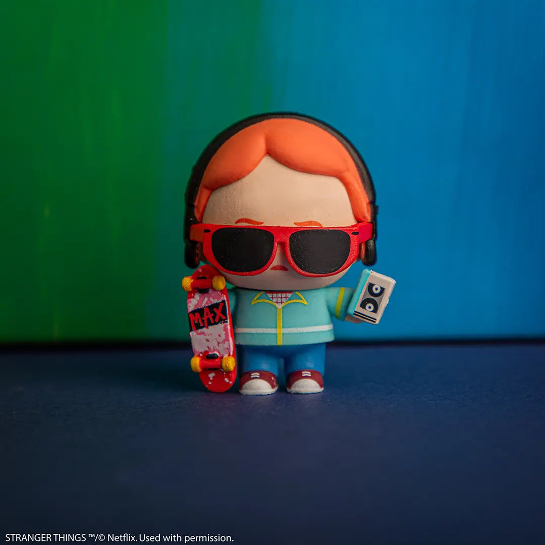 Vue d'ensemble de la Figurine Gomee - Stranger Things, accentuant son rôle ludique tout en étant un objet de bureau captivant.