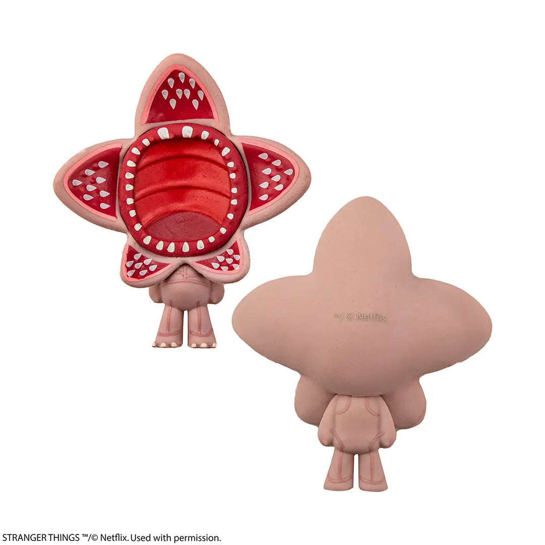 Figurine Gomee - Stranger Things en action, illustrant sa capacité à effacer tout en maintenant un style original.