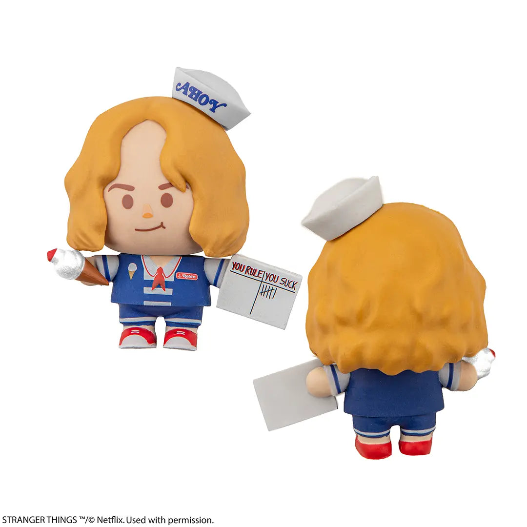 Vue de la figurine Gomee - Stranger Things montée sur un bureau, démontrant son design ludique et fonctionnel.