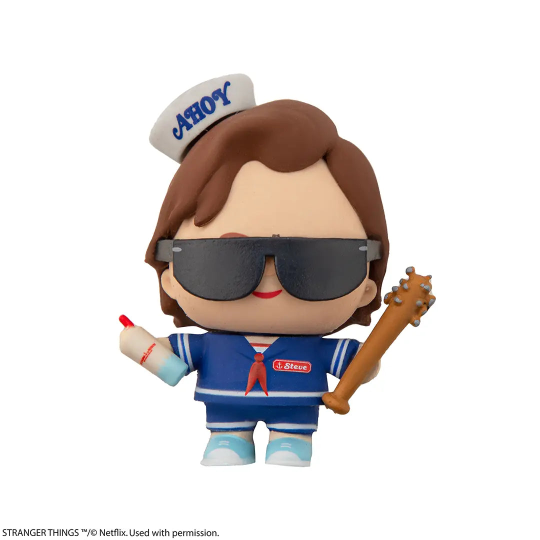 Figurine Gomee - Stranger Things installée sur un bureau, un compagnon ludique et pratique pour les fans.