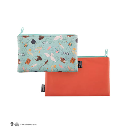 Illustration du Set de papeterie Poudlard Fantasy - Harry Potter mettant en avant une trousse enchantée et des fournitures de classe pour les jeunes sorciers.