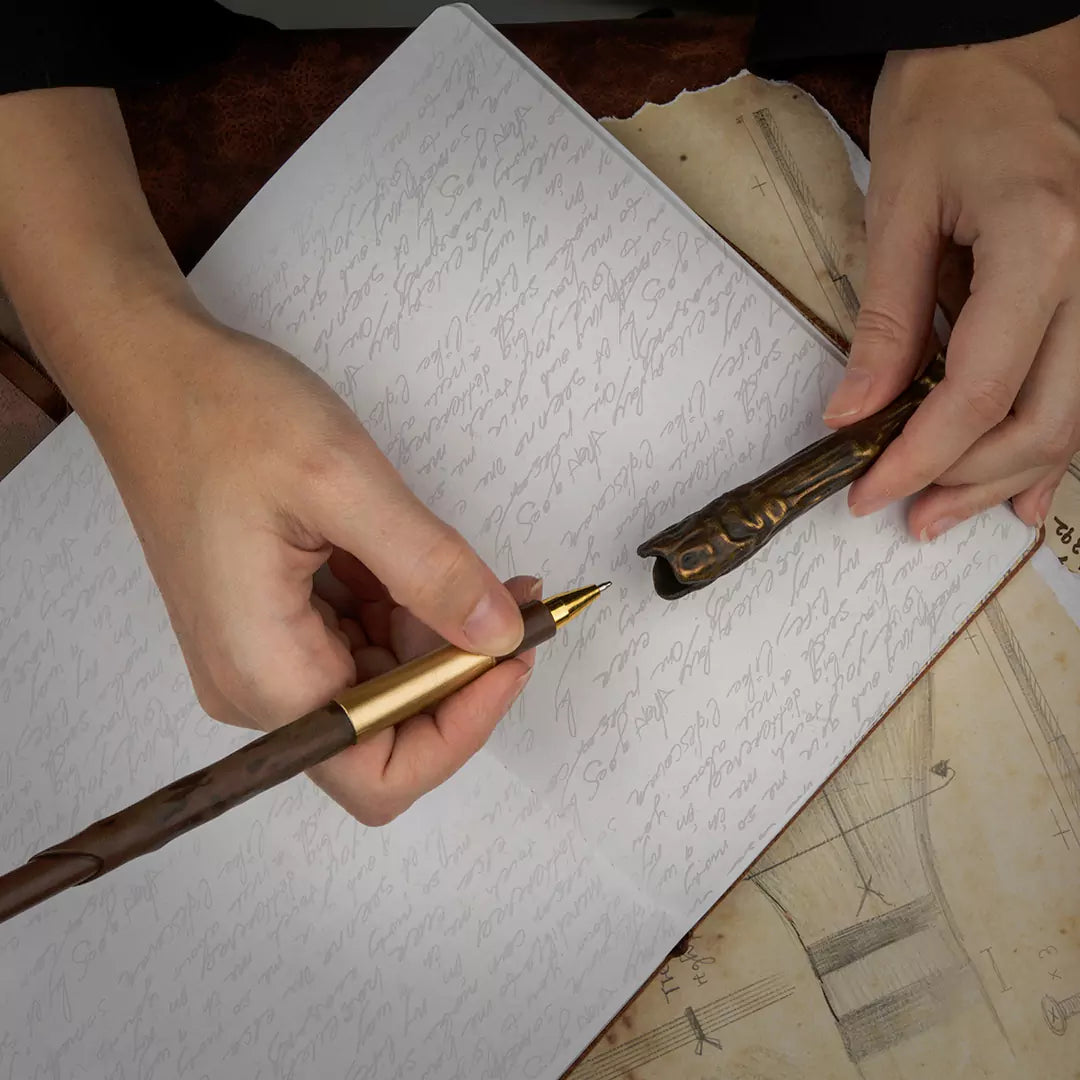La Stylo Baguette Harry Potter en action, illustrant son allure magique et ses fonctionnalités 3 en 1 : stylo, porte-clés et objet de collection.