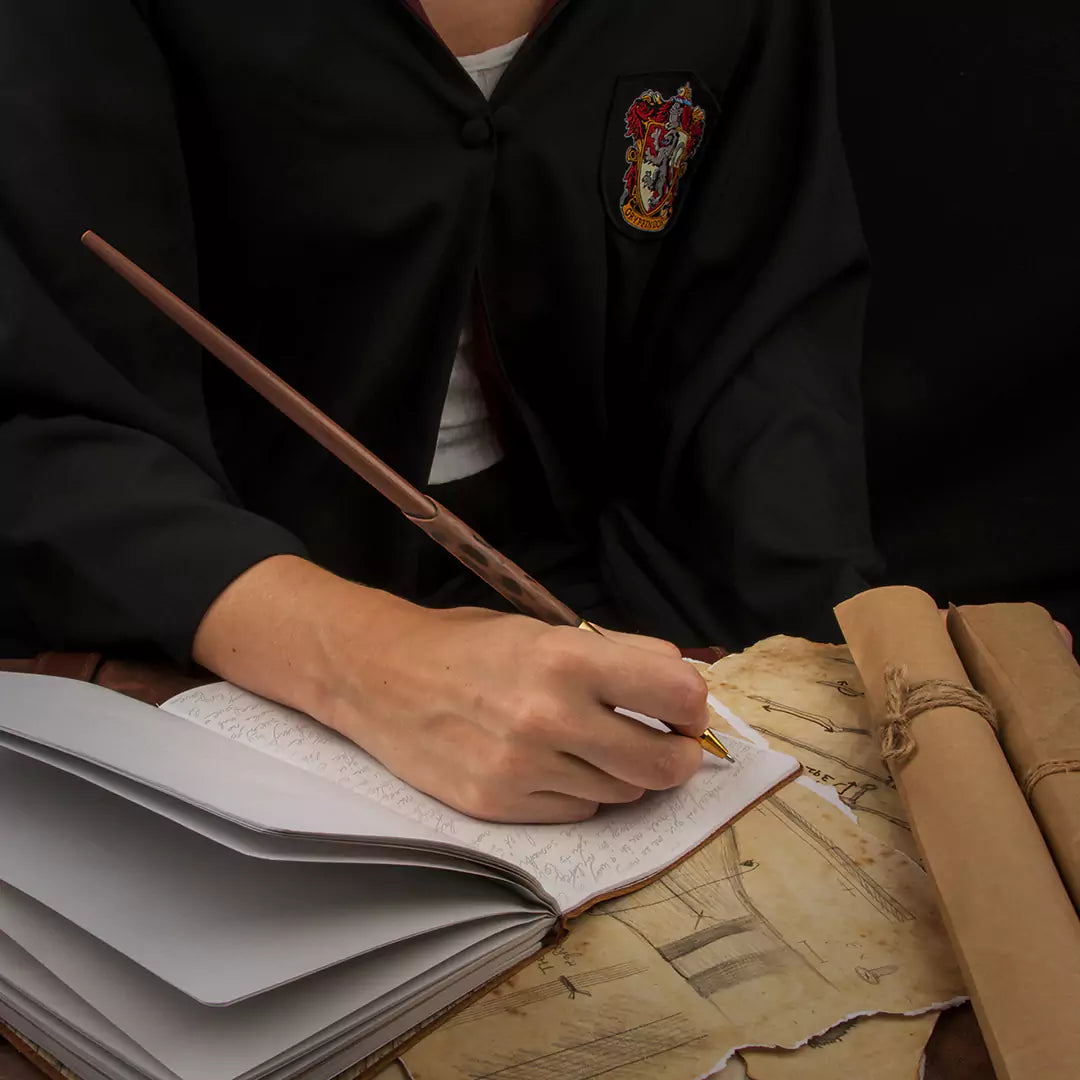Un gros plan de la Stylo Baguette Harry Potter, mettant en avant la qualité de l'encre et le confort d'utilisation, parfait pour les passionnés de magie.