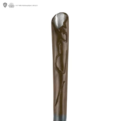 Stylo baguette Norbert Dragonneau - Harry Potter posé sur un bureau, ajoutant une touche enchantée à votre espace d'écriture.