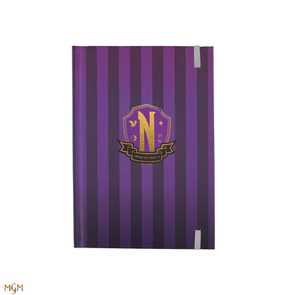 Détails intérieurs du carnet rigide double entrée Nevermore Academy - Wednesday, parfait pour organiser vos pensées sombres et brillantes.