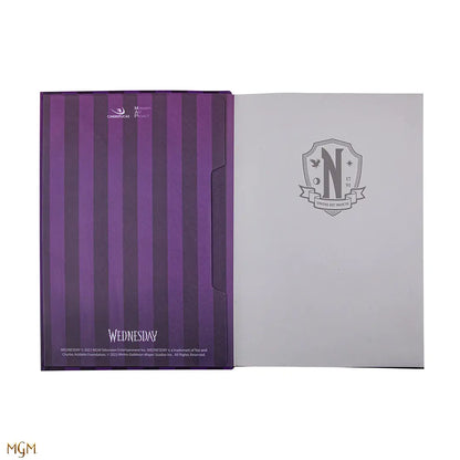 Détails du carnet rigide double entrée Nevermore Academy - Wednesday montrant les pages intérieures, prêtes à accueillir vos pensées sombres et idées brillantes.