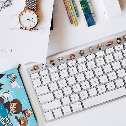 Ron Weasley illustré en Kawaii sur un autocollant, ajoutant une touche magique et fun à vos créations.