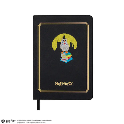 Carnet brodé Hedwige - Harry Potter avec une broderie détaillée de la célèbre hibou Hedwige, un accessoire idéal pour les fans de la saga.