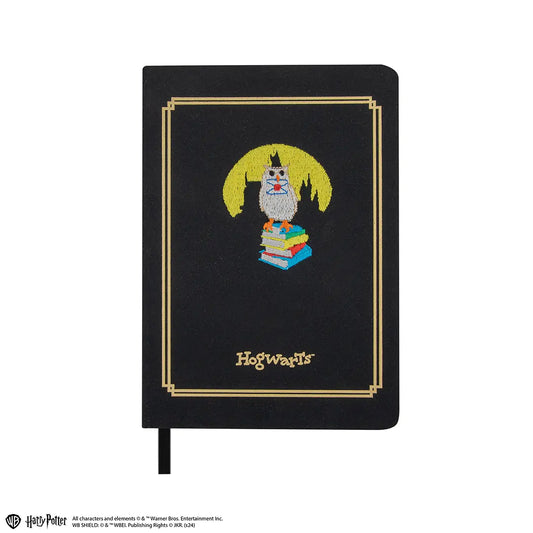 Carnet brodé Hedwige - Harry Potter avec une broderie détaillée de la célèbre hibou Hedwige, un accessoire idéal pour les fans de la saga.