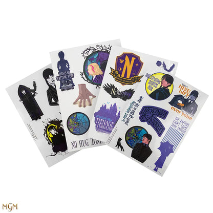 Tatouages temporaires Wednesday Addams - illustration stylisée de designs gothiques inspirés par Wednesday, ajoutant une touche mystérieuse à votre style.