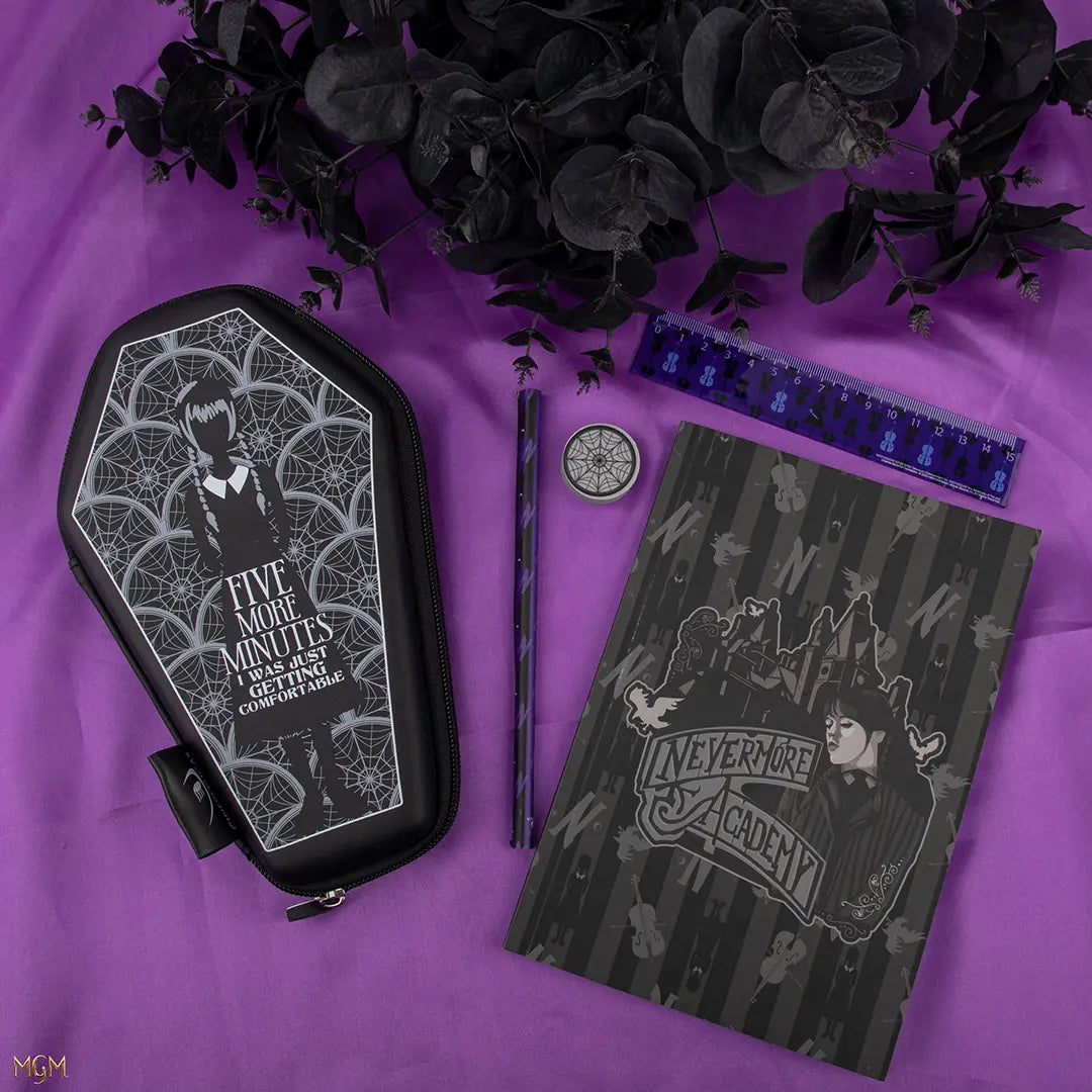 Détails du Set de papeterie cercueil - Wednesday, mettant en avant la qualité des matériaux et l'esthétique unique qui séduira les fans de l'univers mystérieux de Wednesday Addams.
