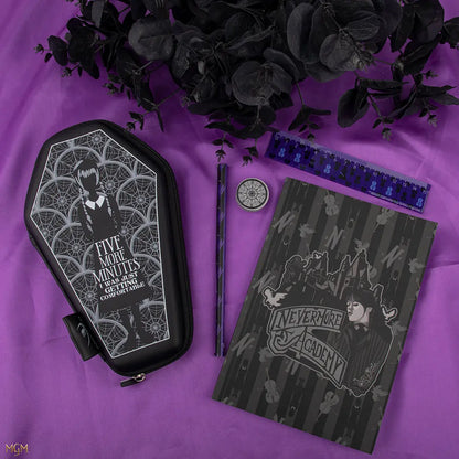 Détails du Set de papeterie cercueil - Wednesday, mettant en avant la qualité des matériaux et l'esthétique unique qui séduira les fans de l'univers mystérieux de Wednesday Addams.