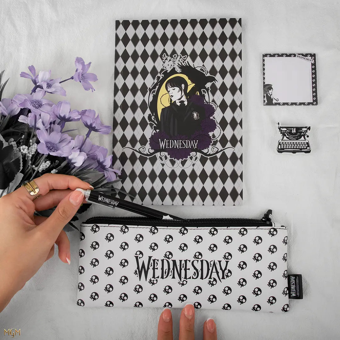 Set de papeterie Wednesday Addams - Un ensemble captivant alliant élégance macabre et fonctionnalité, inspiré par le personnage emblématique de la série.