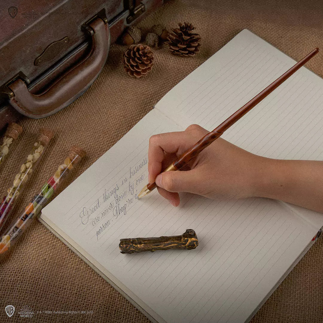 Stylo baguette Harry Potter en position d'écriture, ajoutant une touche de magie aux notes et aux lettres.