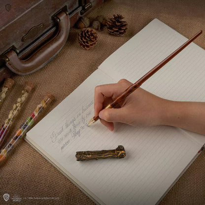 Stylo baguette Harry Potter en position d'écriture, ajoutant une touche de magie aux notes et aux lettres.