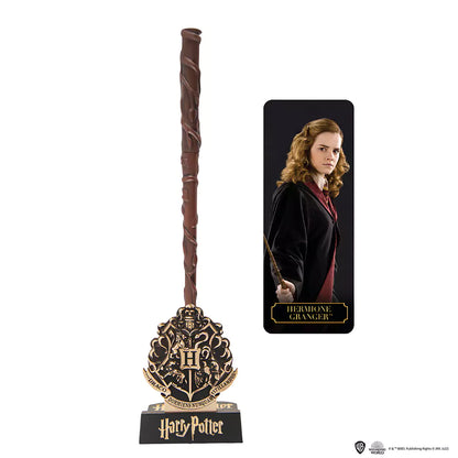 Stylo baguette Hermione Granger et support - Harry Potter : Détails rapprochés du stylo baguette imitant la baguette de sorcière d'Hermione Granger, un indispensable pour les collectionneurs.