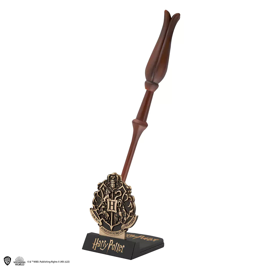 Stylo baguette Luna Lovegood et support - Harry Potter, un accessoire fascinant pour les fans de magie, mesurant 25 cm, réalisé en ABS et PVC de haute qualité.
