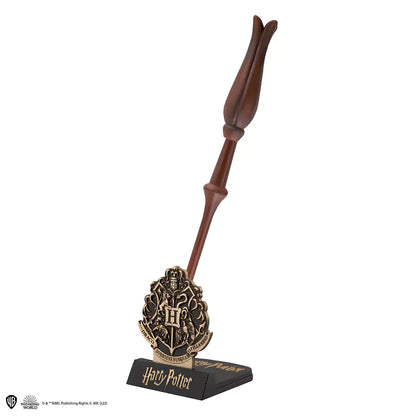 Stylo baguette Luna Lovegood et support - Harry Potter, un accessoire fascinant pour les fans de magie, mesurant 25 cm, réalisé en ABS et PVC de haute qualité.