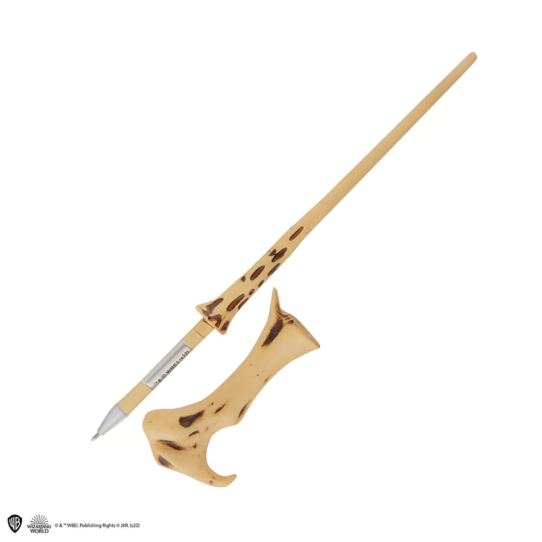 Vue rapprochée du stylo baguette Voldemort, un article unique de Harry Potter, avec des détails artisanaux saisissants.