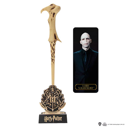 Support présentoir en écusson de Poudlard pour le stylo baguette Voldemort - Harry Potter, parfait pour afficher cet objet de collection.