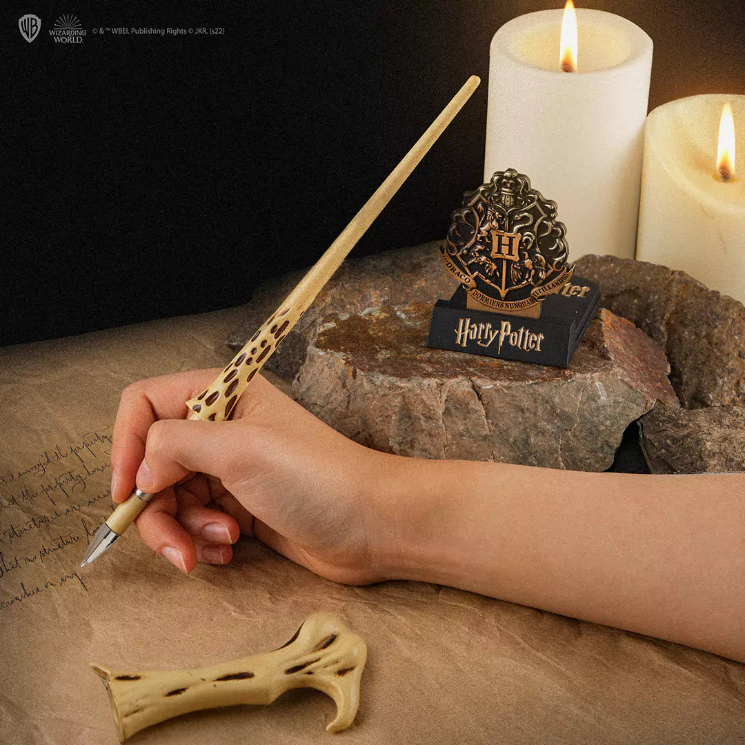Le stylo baguette Voldemort et son support - Harry Potter, une pièce essentielle pour ajouter une touche magique à votre bureau.
