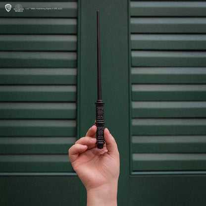 Stylo Baguette Severus Rogue et support en vue rapprochée - un objet de collection pour tous les fans de Harry Potter.