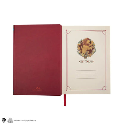 Couverture du carnet deluxe Gryffondor - Harry Potter montrant le blason de la maison Gryffondor, idéal pour les jeunes sorciers prêts à rejoindre cette maison audacieuse.