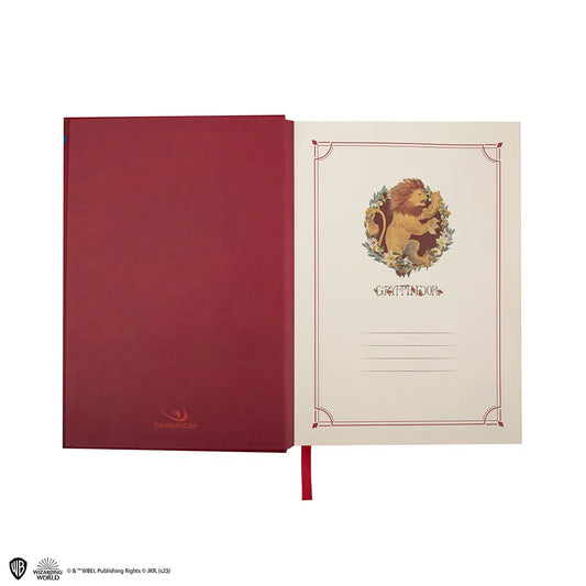 Couverture du carnet deluxe Gryffondor - Harry Potter montrant le blason de la maison Gryffondor, idéal pour les jeunes sorciers prêts à rejoindre cette maison audacieuse.