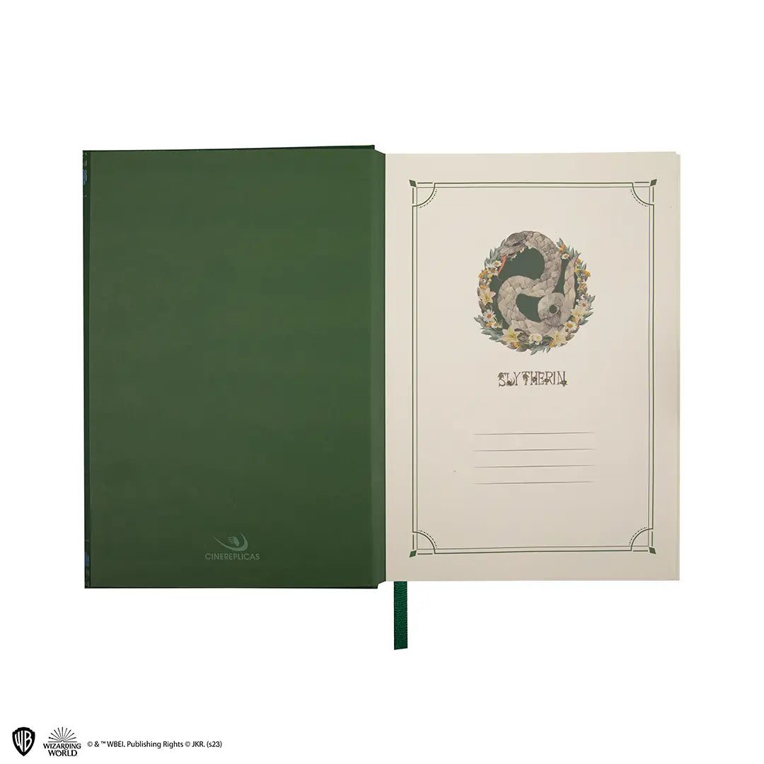 Détails élégants du carnet deluxe Serpentard et stylo - Harry Potter, parfaits pour les fans de sorcellerie.