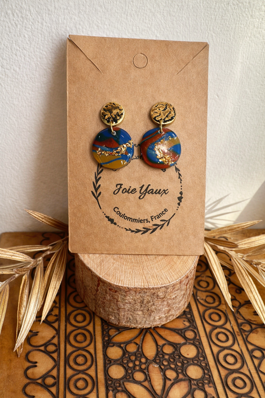 Boucles Lara – médaillon acier en bleu canard, taupe et or, un bijou élégant et unique fabriqué à la main en argile polymère avec des inclusions de feuilles d'or.