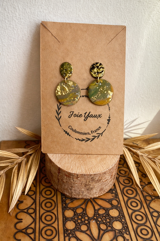 Boucles Lara – médaillon acier - kaki tendre, élégantes boucles d'oreilles en acier inoxydable avec un design unique, offrant une touche moderne et un artisanat d'excellence.